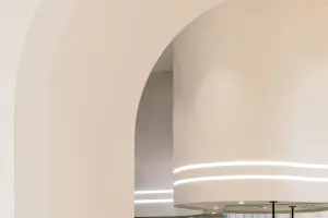 아치형 곡선미가 돋보이는 미니멀 뷰티샵 천장 디자인